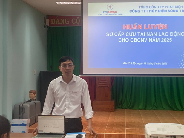 Hình 2. Giám đốc Công ty Thủy điện Sông Tranh.jpg