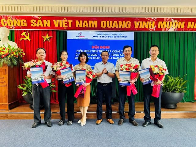 Hình 4. Các cá nhân được biểu dương tại Hội nghị.jpg