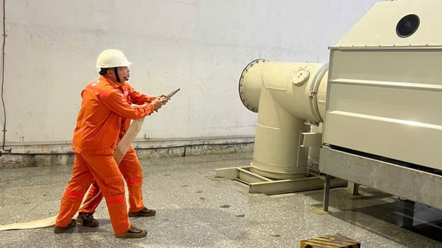 H6. Đội chữa cháy vòi phun nước vách tường.jpg