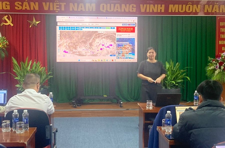 Hình 3-Cô Nguyễn Thanh Bình trình bày chuyên đề về đặc trưng khí hậu.jpg