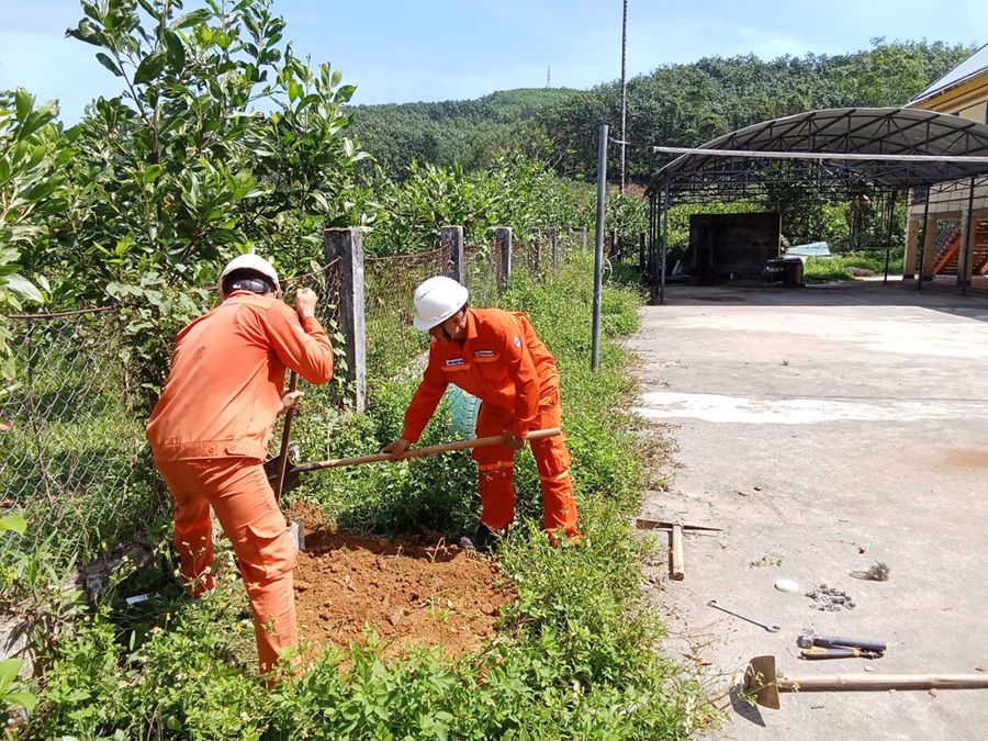 Hình 3. Công tác đào móng trụ đèn.jpg