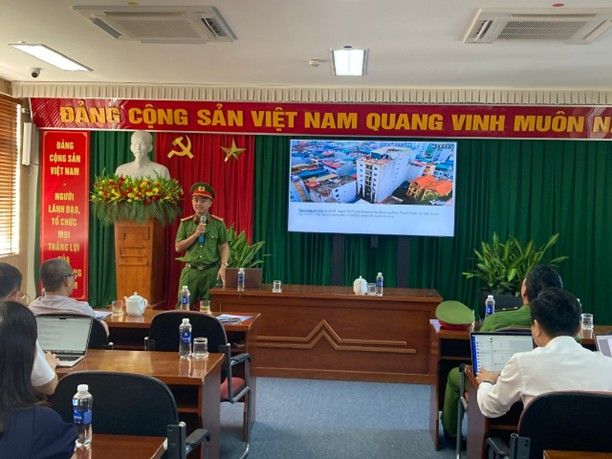 Hình 3.Đồng chí Đại úy Đặng Quang Lợi trình bày tại lớp huấn luyện .jpg