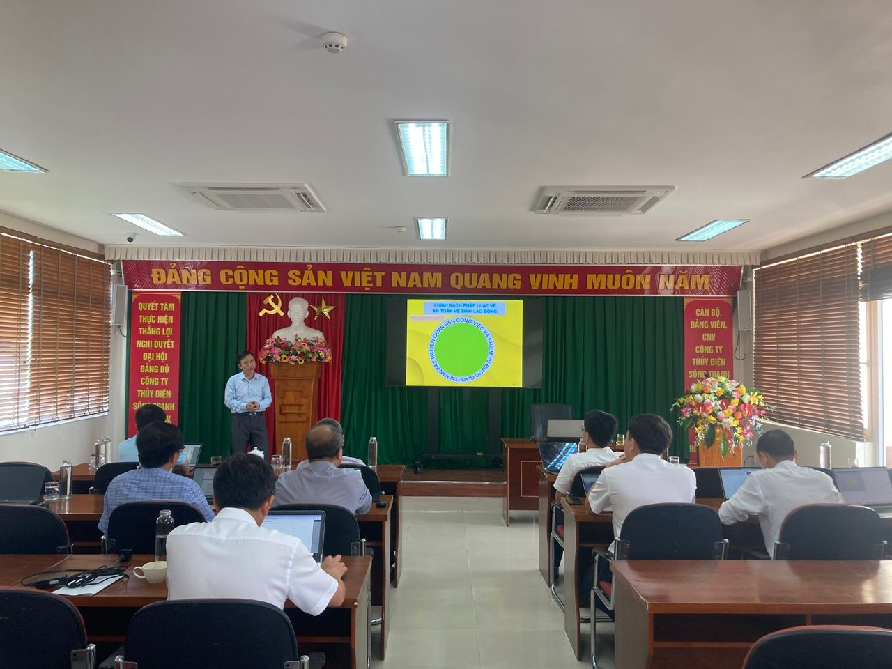 Hình 3_Huấn luyện định kỳ an toàn, vệ sinh lao động nhóm 1.jpg