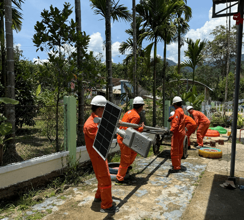 Hình 4. Công tác lắp dựng trụ đèn.png