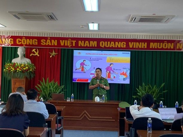 Hình 4.Đồng chí Thiếu tá Trần Phước Hùng hướng dẫn sử dụng phương tiện chữa cháy .jpg