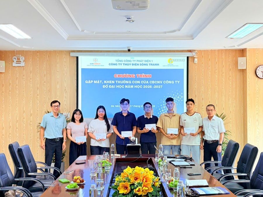 Hinh 4 Lanh dao CD trao qua.jpg
