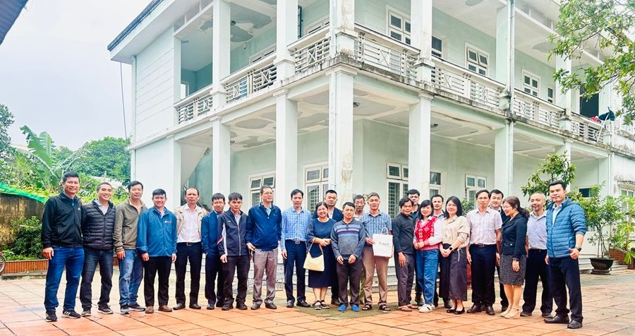 Hình 5-Các học viên đi thực tế tại Trạm thủy văn Cao Lâu.jpg