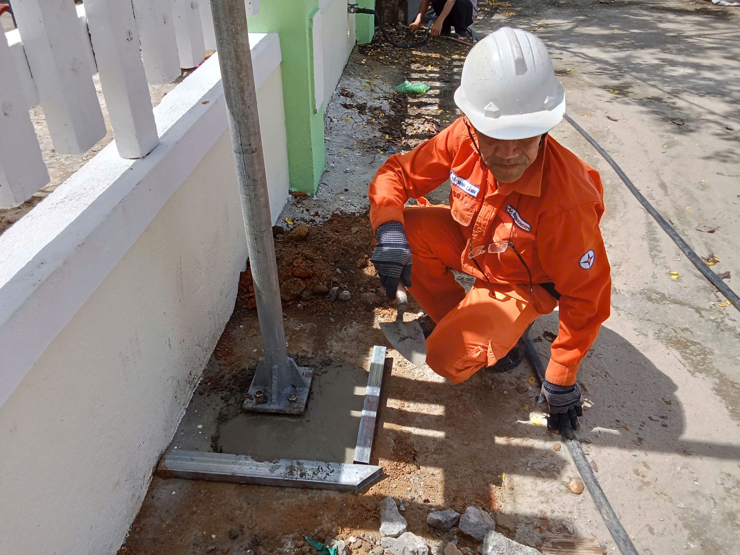 Hình 5. Công tác gia cố móng trụ.jpg