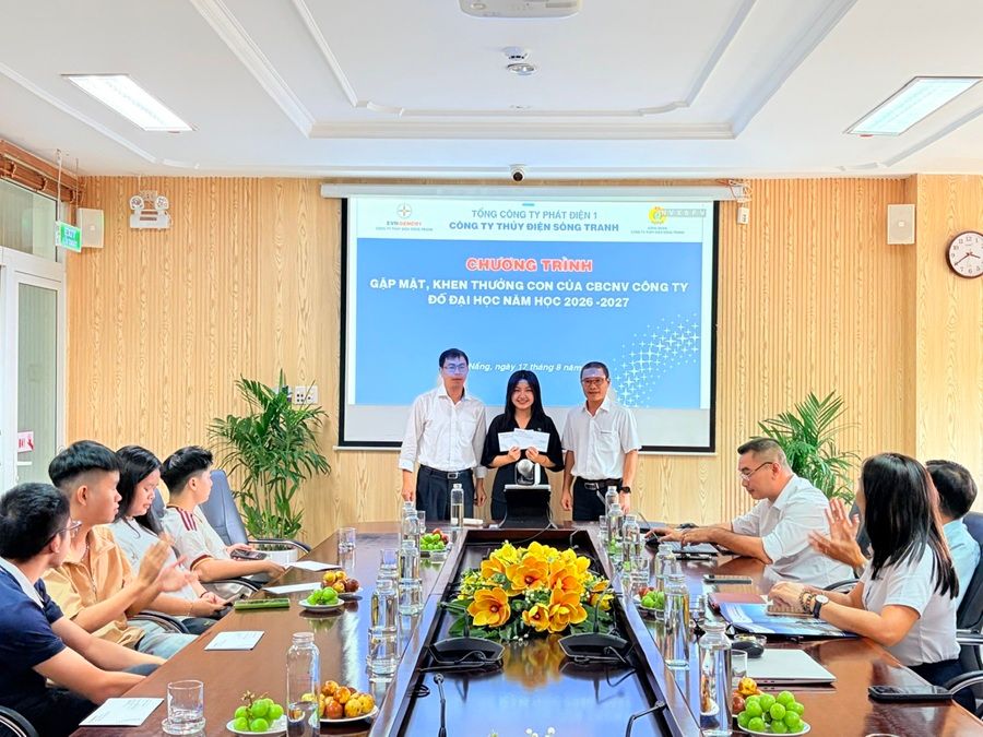 Hinh 5 Lanh dao CTY va CD trao qua.jpg