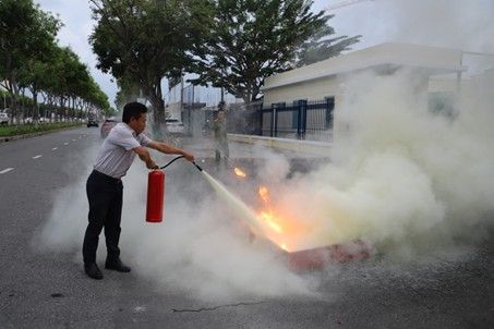 Hình 5.Thành viên Đội PCCC&CNCH cơ sở dập tắt đám cháy bằng bình chữa cháy .jpg