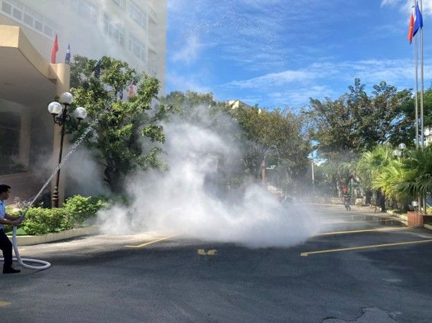 Hình 6.Thành viên Đội PCCC cơ sở dập tắt đám cháy bằng vòi .jpg