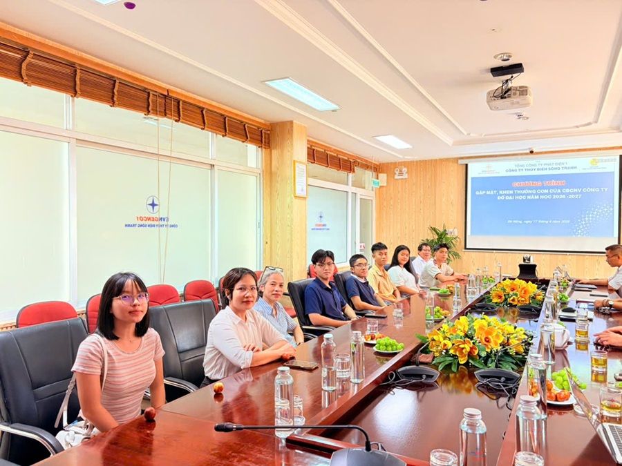 Hinh 6 phu huynh va hs tham du chuong trinh.jpg