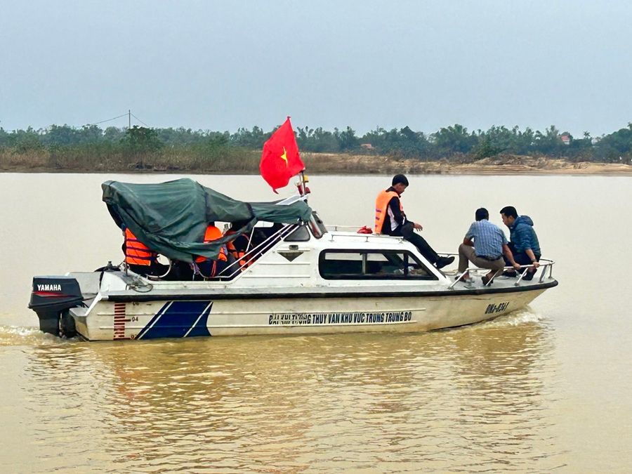 Hình 7-Các học viên tham quan thiết bị đo lưu lượng nước tại Trạm thủy văn Cao Lâu.jpg