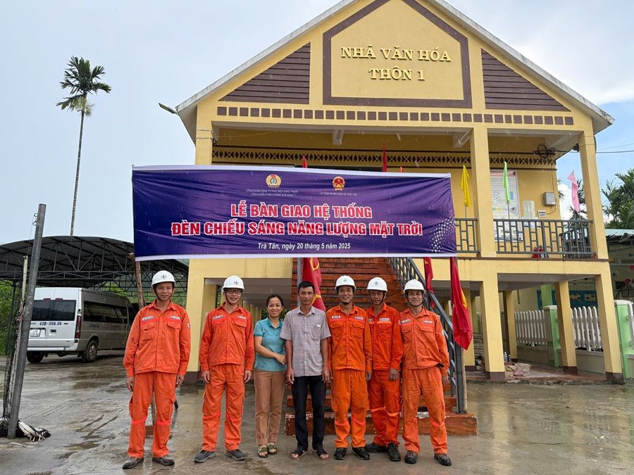 Hình 8. Hình lưu niệm toàn thể tại buổi lễ bàn giao.jpg