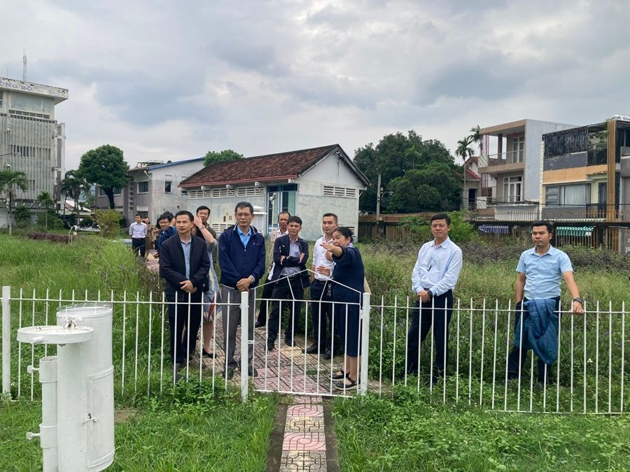 Hình 9-Các học viên đi tham quan trạm, điểm đo khí tượng thủy văn tự động .jpg